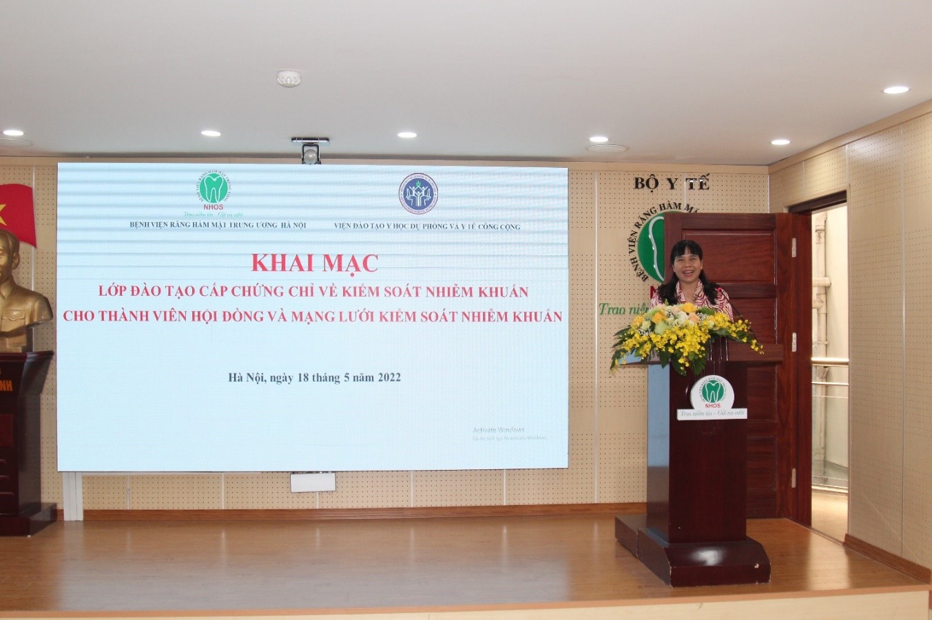 GS.TS. Lê Thị Hương, Viện trưởng Viện Y học dự phòng và Y tế Công cộng, Trường Đại học Y Hà Nội phát biểu khai mạc lớp đào tạo về Kiểm soát nhiễm khuẩn tại bệnh viện